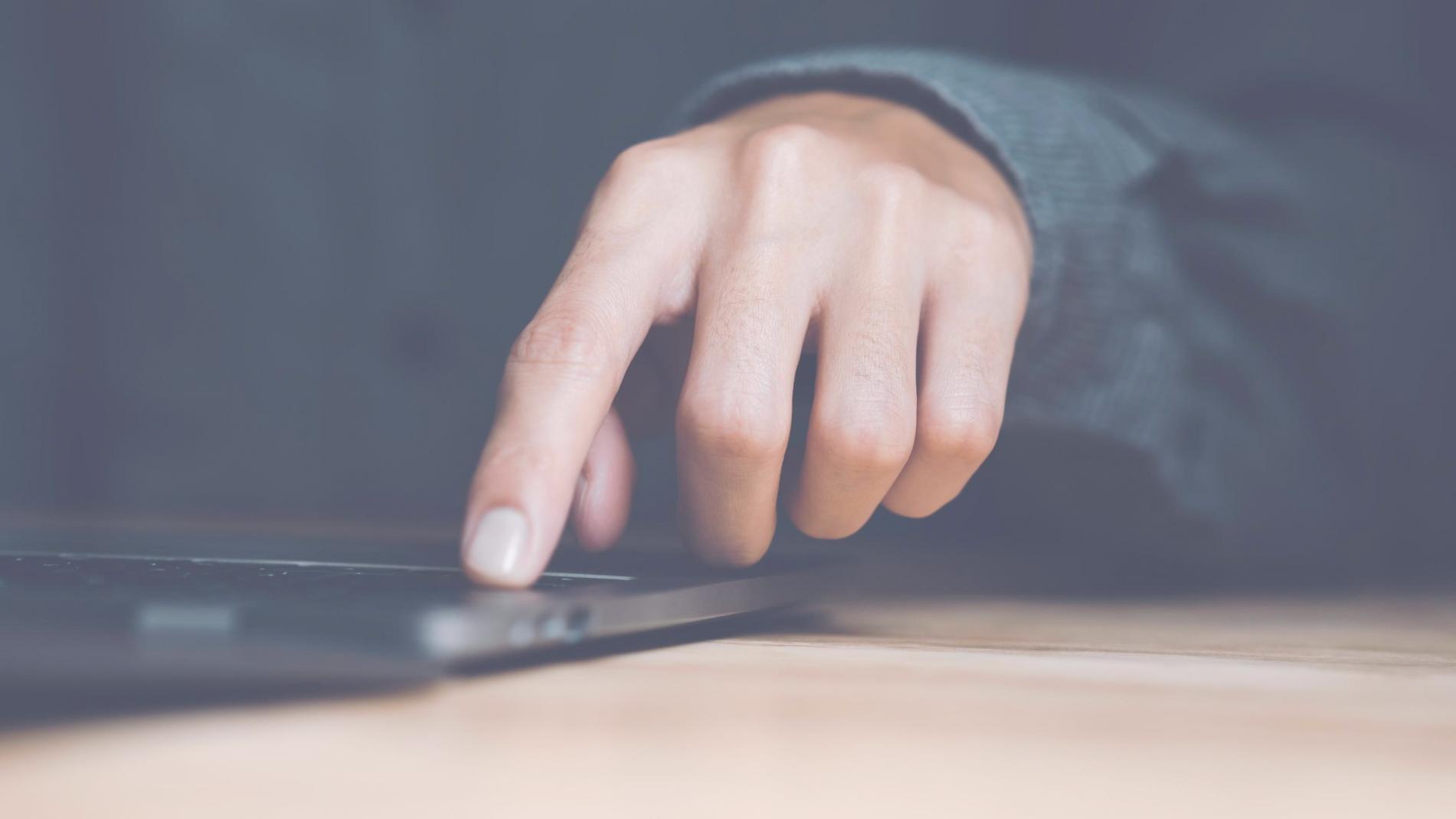 Profesional trabajando en estrategias financieras